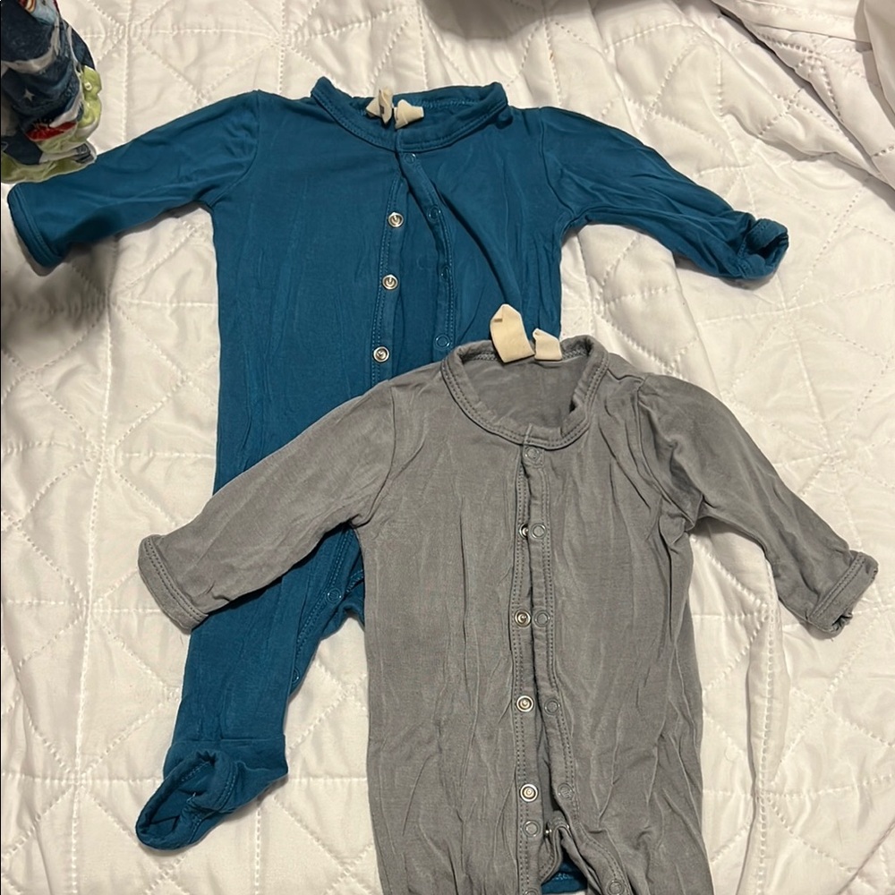 Kyte Baby Teal and Gray Baby Onesies Size Newborn
